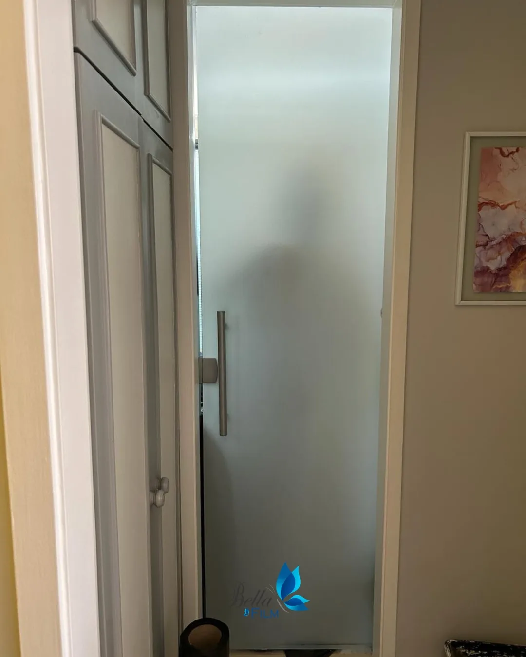 Trabalho da Bella Film RJ: película jateada em porta de vidro